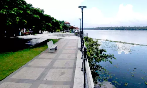 ചുണ്ടൻ വള്ളങ്ങളുടെ കായൽ പോരാട്ടത്തിന് കോട്ടപ്പുറം ഒരുങ്ങുന്നു ചുണ്ടൻ വള്ളങ്ങളുടെ കായൽ പോരാട്ടത്തിന് കോട്ടപ്പുറം ഒരുങ്ങുന്നു