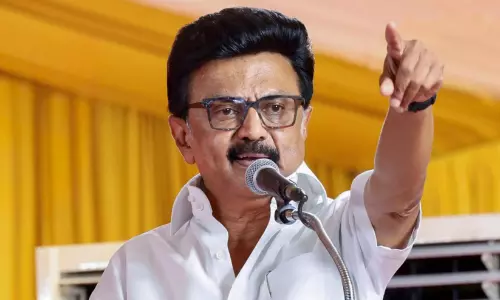 ‘ഇരുഭാഷാ നയം തമിഴ്നാടിന്റെ ജീവനാഡി, അതിൽ തൊട്ട് കളിക്കരുത്’; വിജയ്ക്ക് മുന്നറിയിപ്പുമായി സ്റ്റാലിൻ ‘ഇരുഭാഷാ നയം തമിഴ്നാടിന്റെ ജീവനാഡി, അതിൽ തൊട്ട് കളിക്കരുത്’; വിജയ്ക്ക് മുന്നറിയിപ്പുമായി സ്റ്റാലിൻ