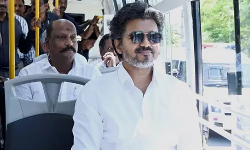 ബസ് കണ്ടക്ടറായി ടിക്കറ്റ് നൽകി വിജയ്! സൗജന്യ ബസ് യാത്രാ പദ്ധതി ഉദ്ഘാടനം ചെയ്ത് തമിഴ്നാട് മുഖ്യമന്ത്രി