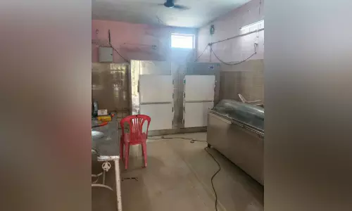 പ​റ​വൂ​ർ താ​ലൂ​ക്ക് ആ​ശു​പ​ത്രി; വി​വാ​ദ​ങ്ങ​ൾ​ക്കി​ടെ മോ​ർ​ച്ച​റി​യി​ൽ പു​തി​യ ഫ്രീ​സ​ർ സ്ഥാ​പി​ച്ചു