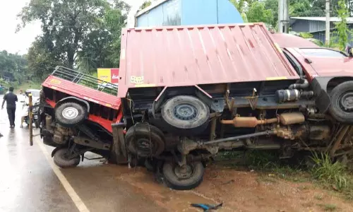 വാൻ ഗുഡ്സ് ഓട്ടോക്ക് മുകളിൽ മറിഞ്ഞ് യുവാവിന് പരിക്ക്