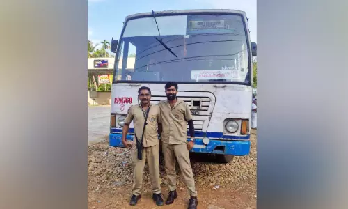 ആ​ന​വ​ണ്ടി​യി​ലെ അ​ച്ഛ​നും മ​ക​നും