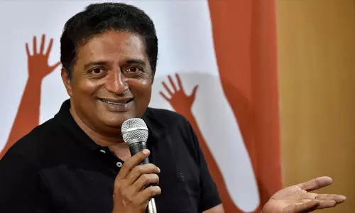 ഞങ്ങൾ ദിമാഗി നക്സലുകളാണെങ്കിൽ മോദിയും അമിത് ഷായും ഗ്യാനേഷ് കുമാറുമാണ് യഥാർത്ഥ രാജ്യദ്രോഹികൾ: പ്രകാശ് രാജ് ഞങ്ങൾ ദിമാഗി നക്സലുകളാണെങ്കിൽ മോദിയും അമിത് ഷായും ഗ്യാനേഷ് കുമാറുമാണ് യഥാർത്ഥ രാജ്യദ്രോഹികൾ: പ്രകാശ് രാജ്