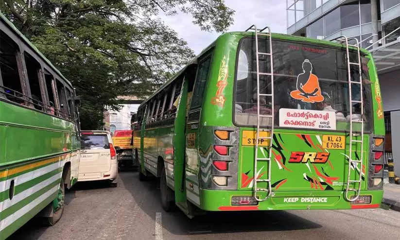 സ്വകാര്യ ബസുകാർക്ക് മൂക്കുകയർ; 22 ദിവസത്തെ പരിശോധനയിൽ 2,003 പെറ്റിക്കേസുകൾ സ്വകാര്യ ബസുകാർക്ക് മൂക്കുകയർ; 22 ദിവസത്തെ പരിശോധനയിൽ 2,003 പെറ്റിക്കേസുകൾ
