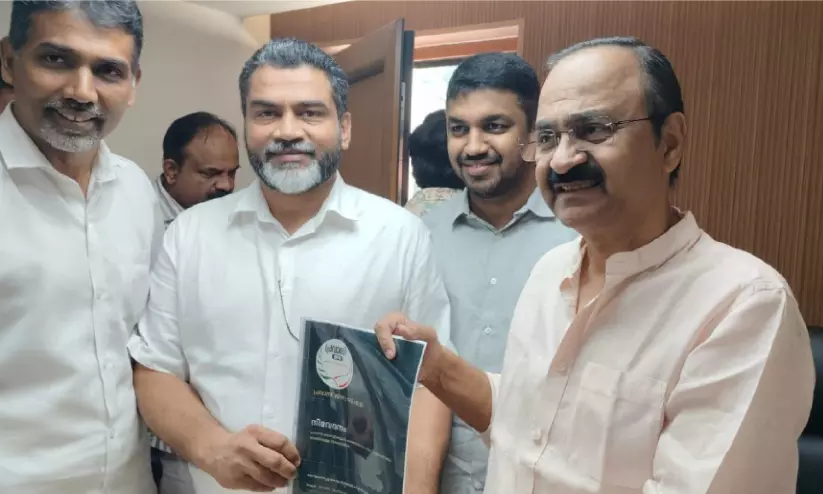 മുഖ്യമന്ത്രിക്ക് നിവേദനം കൈമാറി പ്രവാസി ഇന്ത്യ യു.എ.ഇ മുഖ്യമന്ത്രിക്ക് നിവേദനം കൈമാറി പ്രവാസി ഇന്ത്യ യു.എ.ഇ