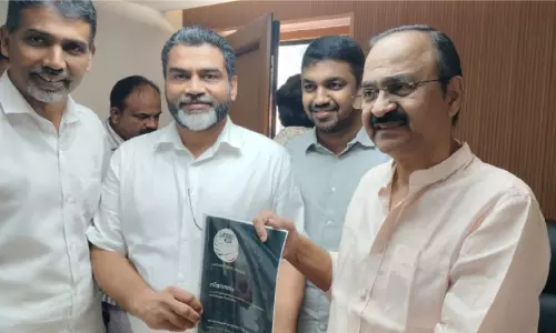 മുഖ്യമന്ത്രിക്ക് നിവേദനം കൈമാറി പ്രവാസി ഇന്ത്യ യു.എ.ഇ മുഖ്യമന്ത്രിക്ക് നിവേദനം കൈമാറി പ്രവാസി ഇന്ത്യ യു.എ.ഇ