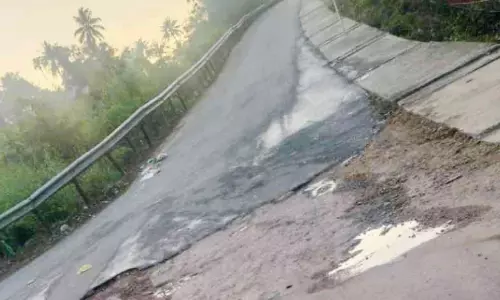 ആറ്റിങ്ങലിൽ പൊതുസ്ഥലത്ത് കക്കൂസ് മാലിന്യം ഒഴുക്കുന്നു ആറ്റിങ്ങലിൽ പൊതുസ്ഥലത്ത് കക്കൂസ് മാലിന്യം ഒഴുക്കുന്നു