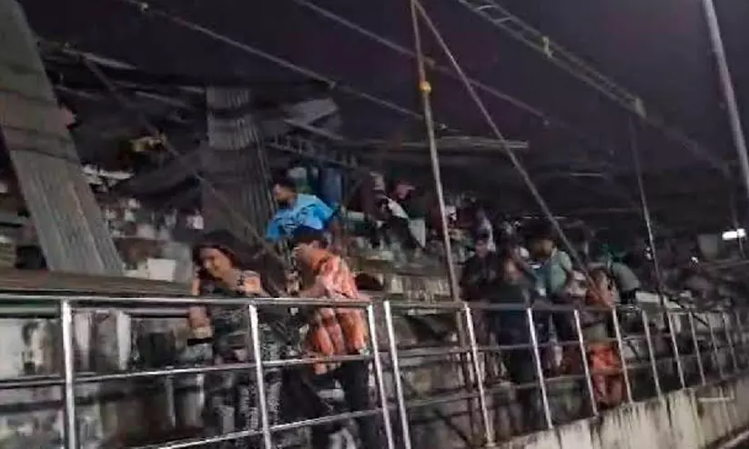 തൃശൂർ സ്കൂൾ ഗെയിംസ് അപകടം: പരാതിക്കാരില്ലെന്ന് പറഞ്ഞ് കേസെടുക്കാതെ പൊലീസ്; സംഘാടക സമിതി യോഗം ചേർന്നത് പേപ്പറിൽ മാത്രം തൃശൂർ സ്കൂൾ ഗെയിംസ് അപകടം: പരാതിക്കാരില്ലെന്ന് പറഞ്ഞ് കേസെടുക്കാതെ പൊലീസ്; സംഘാടക സമിതി യോഗം ചേർന്നത് പേപ്പറിൽ മാത്രം