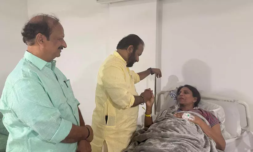 ‘ശ്രീലേഖ രാജിവെച്ചെന്ന വാർത്ത ശരിയല്ല, തിരുവനന്തപുരം ബിജെപി തന്നെ ഭരിക്കും’; ആശുപത്രിയിൽ സന്ദർശിക്കുന്ന ചിത്രം പങ്കുവെച്ച് എസ് സുരേഷ് ‘ശ്രീലേഖ രാജിവെച്ചെന്ന വാർത്ത ശരിയല്ല, തിരുവനന്തപുരം ബിജെപി തന്നെ ഭരിക്കും’; ആശുപത്രിയിൽ സന്ദർശിക്കുന്ന ചിത്രം പങ്കുവെച്ച് എസ് സുരേഷ്