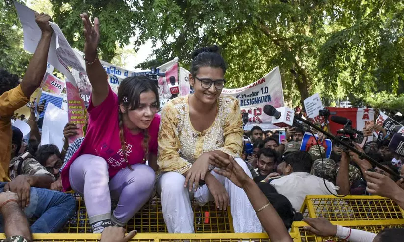 ഗ്യാനേഷിന്റെ രാജിക്കായി മൂന്നാം ദിനവും പ്രതിഷേധ പരമ്പര; സമരം രാജ്യവ്യാപകമാകുന്നു, അണിനിരന്ന് ആയിരങ്ങൾ ഗ്യാനേഷിന്റെ രാജിക്കായി മൂന്നാം ദിനവും പ്രതിഷേധ പരമ്പര; സമരം രാജ്യവ്യാപകമാകുന്നു, അണിനിരന്ന് ആയിരങ്ങൾ