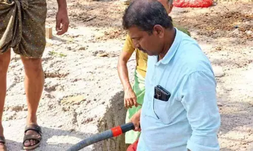 നാടിന് മാതൃയാകുന്ന ജീവിതം; സാദിഖിന്റെ ഖബറിടമൊരുക്കാനും രാജേഷ് നാടിന് മാതൃയാകുന്ന ജീവിതം; സാദിഖിന്റെ ഖബറിടമൊരുക്കാനും രാജേഷ്