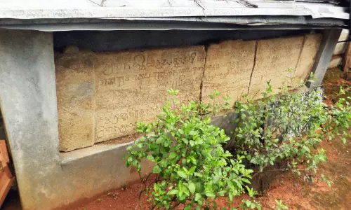 മ​ഹോ​ദ​യ​പു​ര​ത്തെ   ചേ​ര​ന്മാ​രു​ടെ വം​ശാ​വ​ലി:   ഒ​രു പു​ന​രാ​ലോ​ച​ന