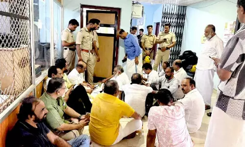 വ്യാപാര മേളക്ക് അനുമതി; വ്യാപാരികൾ നഗരസഭ സെക്രട്ടറിയെ ഉപരോധിച്ചു വ്യാപാര മേളക്ക് അനുമതി; വ്യാപാരികൾ നഗരസഭ സെക്രട്ടറിയെ ഉപരോധിച്ചു