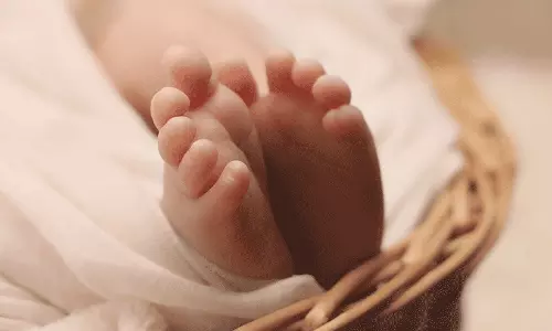 മൂന്ന് മണിക്കൂർ കാൽനട യാത്ര; ആശുപത്രിക്ക് മുന്നിലെത്തും മുമ്പ് അമ്മയുടെ കൈകളിൽ കുഞ്ഞ് മരിച്ചു