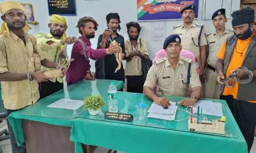 RPF officials taking action against accused gang extorting money using snakes on Janaseba Express