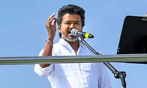 തമിഴ്നാട്ടിൽ ഉപതെരഞ്ഞെടുപ്പ് പ്രചാരണവുമായി വിജയ്; സ്ത്രീകളെ അപമാനിക്കുന്ന ഡി.എം.കെ നിലപാടുകൾക്കെതിരെ കടുത്ത വിമർശനം