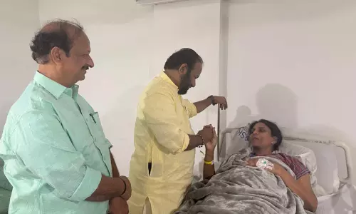 ‘ശ്രീലേഖ രാജിവെച്ചെന്ന വാർത്ത ശരിയല്ല, തിരുവനന്തപുരം ബിജെപി തന്നെ ഭരിക്കും’; ആശുപത്രിയിൽ സന്ദർശിക്കുന്ന ചിത്രം പങ്കുവെച്ച് എസ് സുരേഷ്