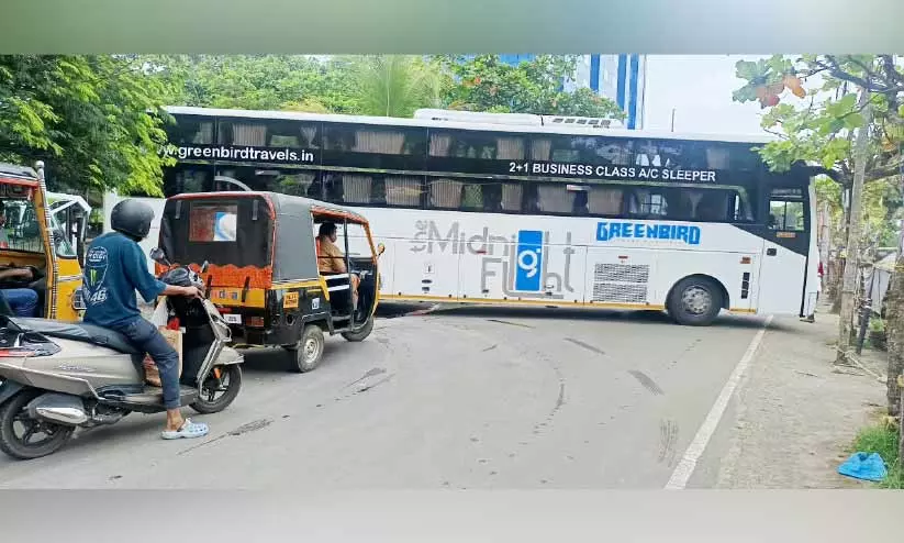 കരയിലും കനാലിലും കുരുക്ക് കരയിലും കനാലിലും കുരുക്ക്