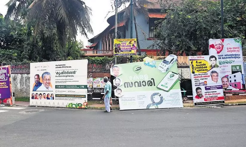 ഫ്ലക്സ് ബോർഡുകൾക്ക് പിഴയിട്ടു; പരാജയപ്പെട്ട സ്ഥാനാർഥി ഉദ്യോഗസ്ഥനെ കൈയേറ്റം ചെയ്തു ഫ്ലക്സ് ബോർഡുകൾക്ക് പിഴയിട്ടു; പരാജയപ്പെട്ട സ്ഥാനാർഥി ഉദ്യോഗസ്ഥനെ കൈയേറ്റം ചെയ്തു