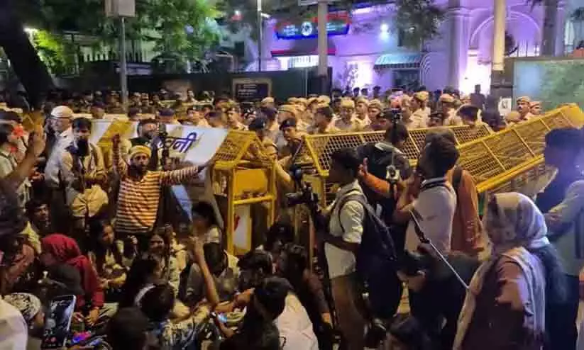 പൊലീസിൽനിന്ന് ലൈംഗികാതിക്രമം: സ്റ്റേഷൻ ഉപരോധിച്ച മാധ്യമ പ്രവർത്തകർ കസ്റ്റഡിയിൽ പൊലീസിൽനിന്ന് ലൈംഗികാതിക്രമം: സ്റ്റേഷൻ ഉപരോധിച്ച മാധ്യമ പ്രവർത്തകർ കസ്റ്റഡിയിൽ