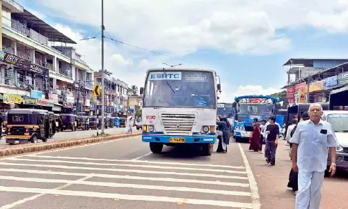 ബസ് ഷെൾട്ടർ നിർമിച്ചിട്ടും ബസ് നിർത്തുന്നത് റോഡിൽ ബസ് ഷെൾട്ടർ നിർമിച്ചിട്ടും ബസ് നിർത്തുന്നത് റോഡിൽ