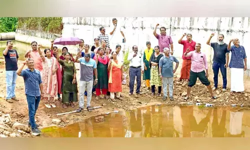 അശാസ്ത്രീയ ദേശീയപാത നിർമാണത്തിനെതിരെ കളിത്തോണിയിറക്കി ജനകീയ പ്രതിഷേധം അശാസ്ത്രീയ ദേശീയപാത നിർമാണത്തിനെതിരെ കളിത്തോണിയിറക്കി ജനകീയ പ്രതിഷേധം
