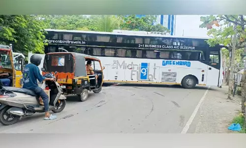 കരയിലും കനാലിലും കുരുക്ക്