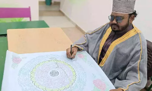 ഖുർആൻ വചനങ്ങൾ കാലിഗ്രഫിയിൽ തയാറാക്കി ശ്രദ്ധേയനായി യുവാവ് ഖുർആൻ വചനങ്ങൾ കാലിഗ്രഫിയിൽ തയാറാക്കി ശ്രദ്ധേയനായി യുവാവ്