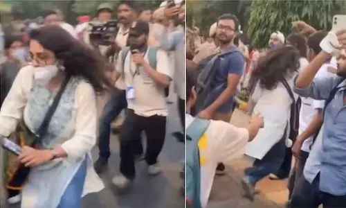 ജന്തർമന്തർ പ്രതിഷേധം: കസ്റ്റഡിയിലെടുത്തവരെ കൊണ്ടുപോയ പൊലീസ് ബസിന്റെ താക്കോൽ ഊരിയെടുത്ത് യുവതി ഓടിരക്ഷപ്പെട്ടു