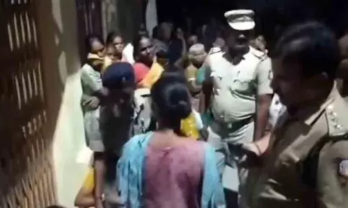 ദലിതർക്ക് പ്രവേശനം നിഷേധിച്ചു; ക്ഷേത്രത്തിന്റെ പൂട്ടുപൊളിച്ച് പൊലീസ് ദലിതർക്ക് പ്രവേശനം നിഷേധിച്ചു; ക്ഷേത്രത്തിന്റെ പൂട്ടുപൊളിച്ച് പൊലീസ്