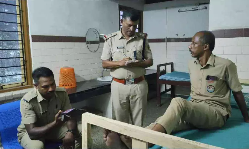 കെ.എസ്.ആര്.ടി.സി ബസ് തടഞ്ഞ് ഡ്രൈവറെ മര്ദിച്ചതായി പരാതി കെ.എസ്.ആര്.ടി.സി ബസ് തടഞ്ഞ് ഡ്രൈവറെ മര്ദിച്ചതായി പരാതി