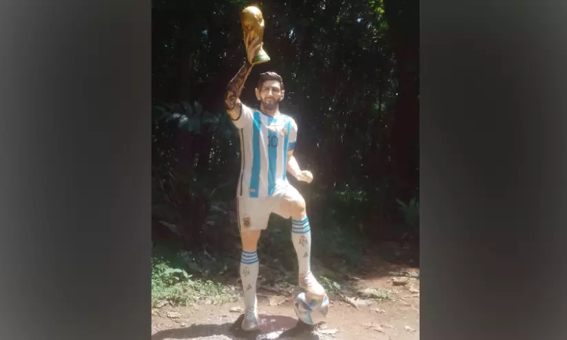 അമ്പിട്ടാംപൊട്ടിയില് മെസിക്ക് കൂറ്റന് പ്രതിമ അമ്പിട്ടാംപൊട്ടിയില് മെസിക്ക് കൂറ്റന് പ്രതിമ