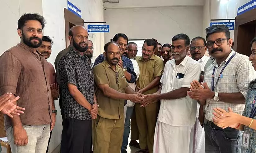 Manjeri municipality worker Krishnankutty handing over the found gold to the jewelry owner Manjeri municipality worker Krishnankutty handing over the found gold to the jewelry owner