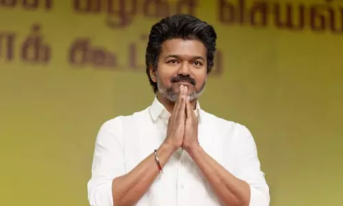 വധുവിന് ഒരു പവൻ സ്വർണനാണയവും പട്ടുസാരിയും; തമിഴ്നാട്ടിൽ വിജയ്യുടെ ‘അണ്ണൻ സീർ’ പദ്ധതിക്ക് 812 കോടി വധുവിന് ഒരു പവൻ സ്വർണനാണയവും പട്ടുസാരിയും; തമിഴ്നാട്ടിൽ വിജയ്യുടെ ‘അണ്ണൻ സീർ’ പദ്ധതിക്ക് 812 കോടി