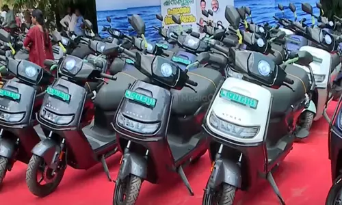 വനിതകൾക്ക് സൗജന്യ ഇ-സ്കൂട്ടർ വിതരണം തുടങ്ങി: ‘സാഫ്’ പദ്ധതി ഒന്നാംഘട്ടം മുഖ്യമന്ത്രി ഉദ്ഘാടനം ചെയ്തു വനിതകൾക്ക് സൗജന്യ ഇ-സ്കൂട്ടർ വിതരണം തുടങ്ങി: ‘സാഫ്’ പദ്ധതി ഒന്നാംഘട്ടം മുഖ്യമന്ത്രി ഉദ്ഘാടനം ചെയ്തു