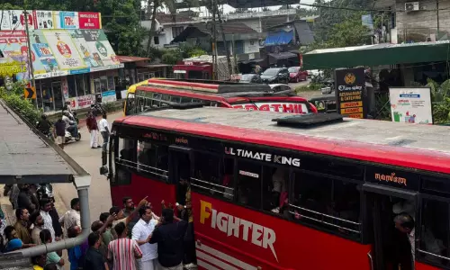 വിദ്യാർഥികളെ കയറ്റിയില്ല; സ്വകാര്യബസ് തടഞ്ഞ് നാട്ടുകാർ വിദ്യാർഥികളെ കയറ്റിയില്ല; സ്വകാര്യബസ് തടഞ്ഞ് നാട്ടുകാർ
