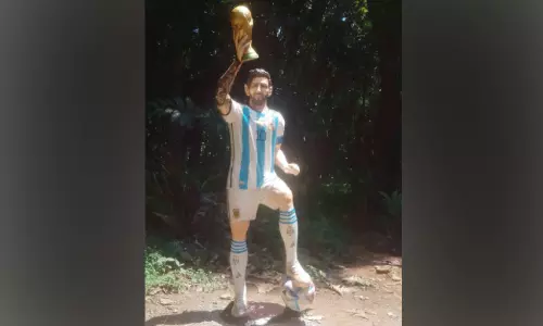അമ്പിട്ടാംപൊട്ടിയില്‍ മെസിക്ക് കൂറ്റന്‍ പ്രതിമ
