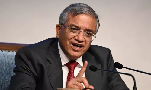 എന്ത് ചെയ്താലും ചോദ്യം ചെയ്യാതിരിക്കാൻ തെരഞ്ഞെടുപ്പ് കമീഷണർമാർക്ക് നിയമത്തിന്റെ ഇരുമ്പ് കവചം; ജഡ്ജിമാരേക്കാൾ വിപുലമായ നിയമപരിരക്ഷയോ എന്ന് സുപ്രീം കോടതി