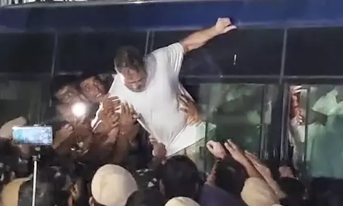 രണ്ടു മണിക്കൂറിനുശേഷം രാഹുൽ ഗാന്ധിയെയും പ്രിയങ്കയെയും എം.പിമാരെയും വിട്ടയച്ചു; ഭരണഘടന ഉയർത്തിക്കാട്ടി രാഹുൽ രണ്ടു മണിക്കൂറിനുശേഷം രാഹുൽ ഗാന്ധിയെയും പ്രിയങ്കയെയും എം.പിമാരെയും വിട്ടയച്ചു; ഭരണഘടന ഉയർത്തിക്കാട്ടി രാഹുൽ