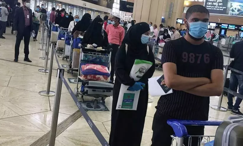സൗദിയിലേക്ക് പുതിയ വിസയിലെത്തുന്നവർക്ക് കുടുംബത്തേയും കൂടെ കൊണ്ടുവരാം - ആഭ്യന്തര മന്ത്രാലയം സൗദിയിലേക്ക് പുതിയ വിസയിലെത്തുന്നവർക്ക് കുടുംബത്തേയും കൂടെ കൊണ്ടുവരാം - ആഭ്യന്തര മന്ത്രാലയം