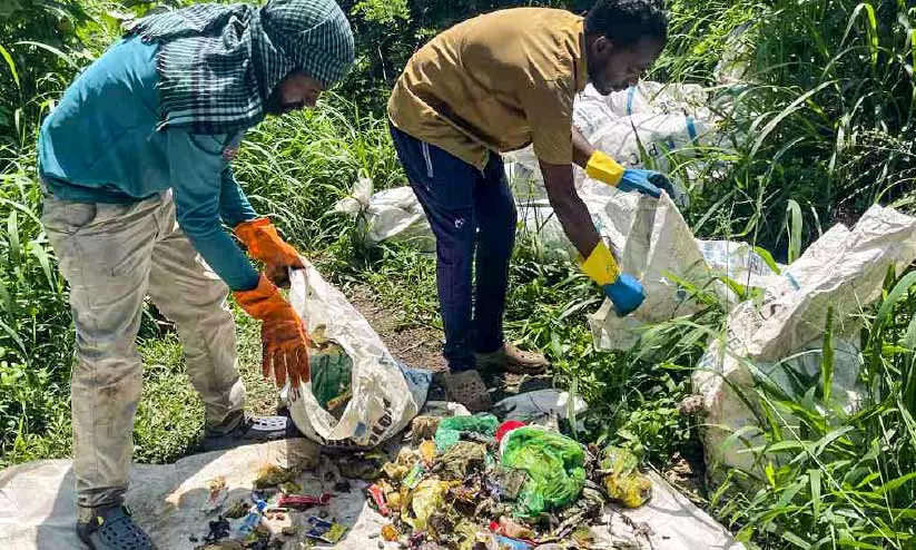 മാലിന്യം തള്ളിയ സംഭവം;കുറ്റക്കാരിൽനിന്ന് 25,000 രൂപ പിഴ ഈടാക്കി നഗരസഭ മാലിന്യം തള്ളിയ സംഭവം;കുറ്റക്കാരിൽനിന്ന് 25,000 രൂപ പിഴ ഈടാക്കി നഗരസഭ