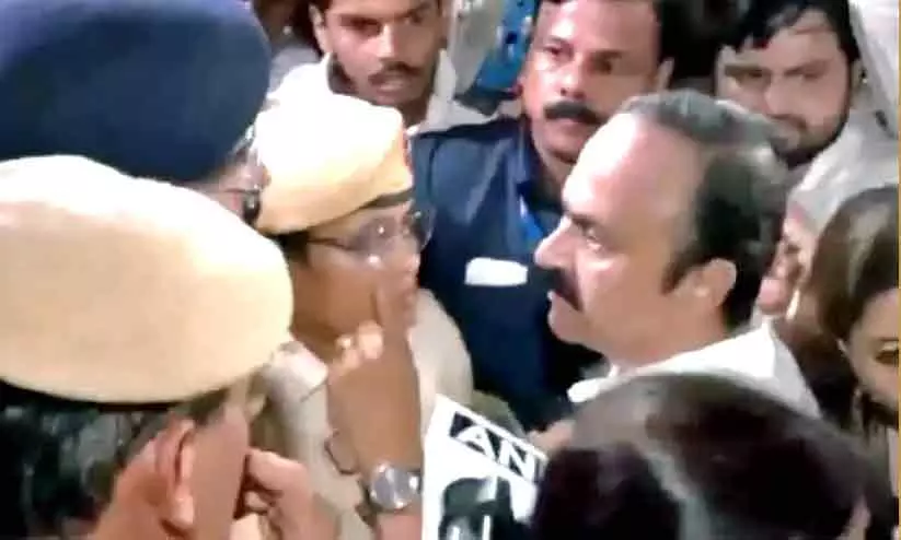 രാഹുലിനെ കാണാൻ അനുവദിച്ചില്ല, അറസ്റ്റ് ചെയ്യാൻ വെല്ലുവിളിച്ച് വി.ഡി. സതീശൻ രാഹുലിനെ കാണാൻ അനുവദിച്ചില്ല, അറസ്റ്റ് ചെയ്യാൻ വെല്ലുവിളിച്ച് വി.ഡി. സതീശൻ