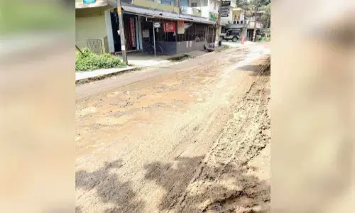 ഇ​വി​ടെ കു​ഴി​മാ​ത്രം, റോ​ഡി​ല്ല ; മു​ണ്ടേ​രി മ​ണി​യ​ങ്കോ​ട് റോഡിൽ മ​ഴ പെ​യ്താ​ൽ തോ​ട്; വെ​യി​ല​ടി​ച്ചാ​ൽ പൊ​ടി