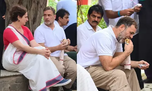 ചിക്കൻ റോൾ കഴിച്ചതിന് രാഹുൽ ഗാന്ധിക്കെതിരെ വിദ്വേഷ പ്രചാരണം; ഹിന്ദു വിശ്വാസത്തെ വ്രണപ്പെടുത്തിയെന്ന് ആരോപണം