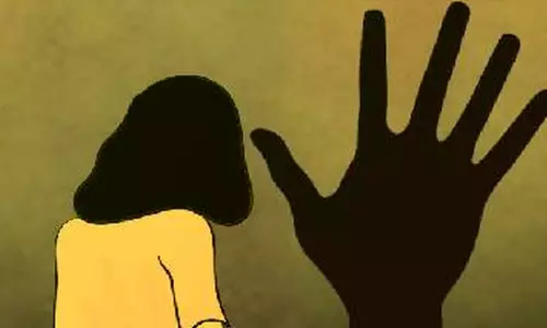 14 കാരിയെ പീഡിപ്പിച്ച് പിതാവ്, ദൃശ്യങ്ങൾ മൊബൈലിൽ പകർത്തി അമ്മ; ഗുജറാത്തിൽ ദമ്പതികൾ അറസ്റ്റിൽ