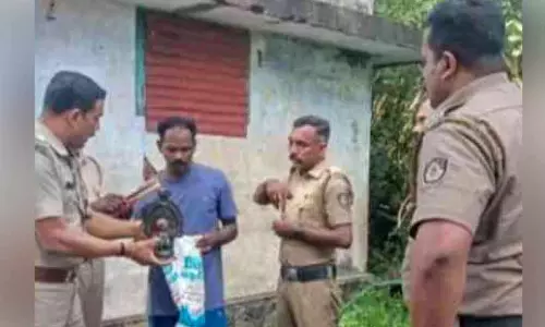 മറവൻതുരുത്ത് ക്ഷേത്രമോഷണം: പ്രതിയുമായി തെളിവെടുപ്പ് നടത്തി മറവൻതുരുത്ത് ക്ഷേത്രമോഷണം: പ്രതിയുമായി തെളിവെടുപ്പ് നടത്തി