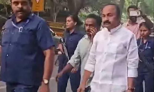 ഡൽഹി സമരമുഖത്ത് മുഖ്യമന്ത്രി വി.ഡി. സതീശനും; എം.പിമാരെ പൊലീസ് ബലം പ്രയോഗിച്ച് കസ്റ്റഡിയിലെടുത്തു