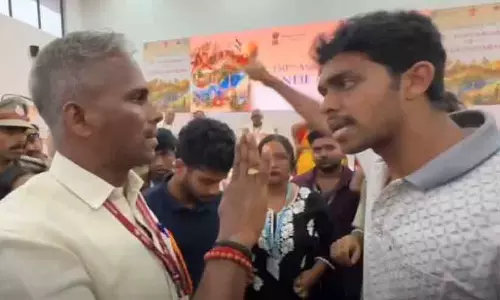 ‘സാറിന്റെ വിദ്യാർഥികളെ രാജ്യദ്രോഹി എന്ന് വിളിച്ചപ്പോൾ സാർ എന്ത് ചെയ്തു? ഈ പരിപാടി ഇവിടെ നിർത്തണം’ -അധ്യാപകനെ വളഞ്ഞിട്ട് കേന്ദ്ര സർവകലാശാല വിദ്യാർഥികൾ ‘സാറിന്റെ വിദ്യാർഥികളെ രാജ്യദ്രോഹി എന്ന് വിളിച്ചപ്പോൾ സാർ എന്ത് ചെയ്തു? ഈ പരിപാടി ഇവിടെ നിർത്തണം’ -അധ്യാപകനെ വളഞ്ഞിട്ട് കേന്ദ്ര സർവകലാശാല വിദ്യാർഥികൾ