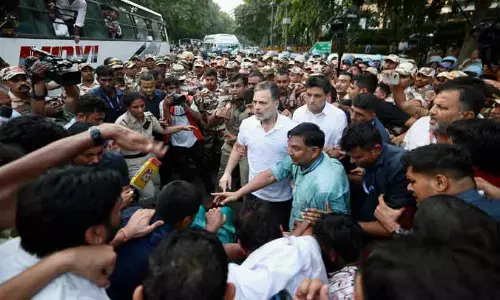 നിറയെ എം.പിമാരുമായി മൂന്ന് ബസുകൾ; അസാധാരണ സമരം രൂപപ്പെട്ടതിങ്ങനെ... നിറയെ എം.പിമാരുമായി മൂന്ന് ബസുകൾ; അസാധാരണ സമരം രൂപപ്പെട്ടതിങ്ങനെ...