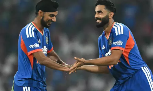 ട്വന്റി 20; അരങ്ങേറ്റത്തിൽ തന്നെ തിളക്കം, മൂന്ന് വിക്കറ്റ് വീഴ്ത്തി നമൻ ധീർ